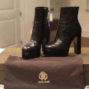 GORGEOUS never worn Roberto Cavalli ankle booties!